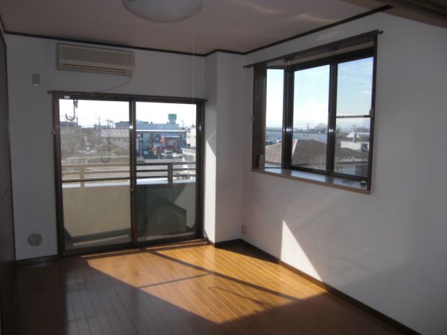 Living and room. South-west of Western-style two-sided lighting. Also easy day also good ventilation. 