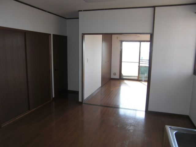 Kitchen. From the kitchen, Direct possible move without the other room to passage. 