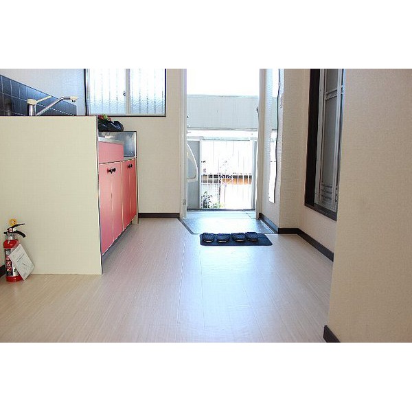 Entrance. With cupboard! 