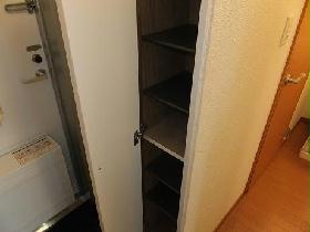 Entrance. It comes with a shoebox