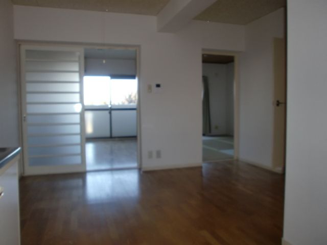 Living and room. Dining table there is a breadth that put.