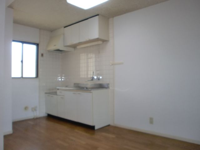 Living and room. You can leisurely meal in the spread of dining.