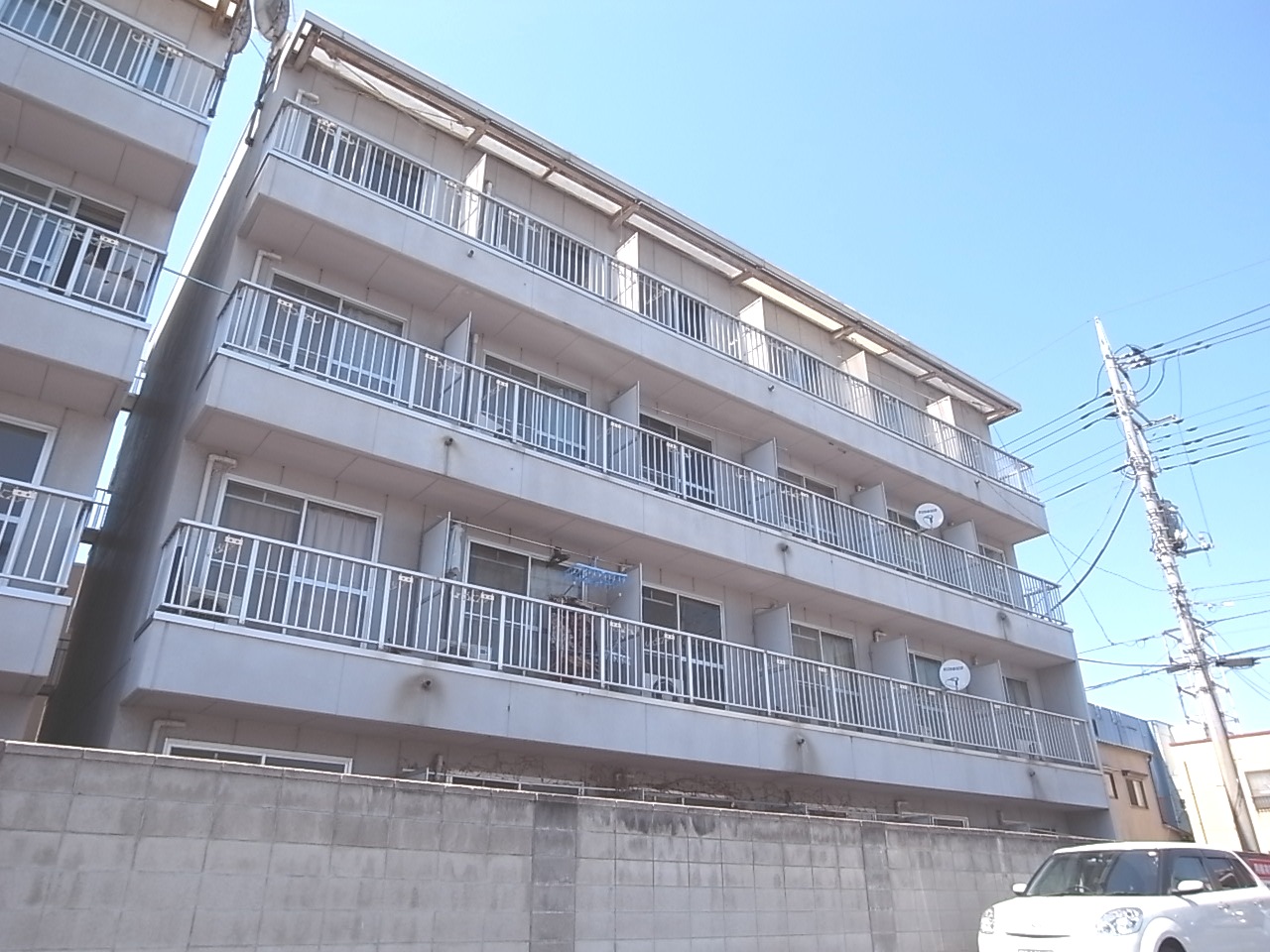 Building appearance. Isesaki Honcho Akkora Rent appearance 3