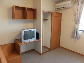 Living and room. Closet is used depending on the season ☆