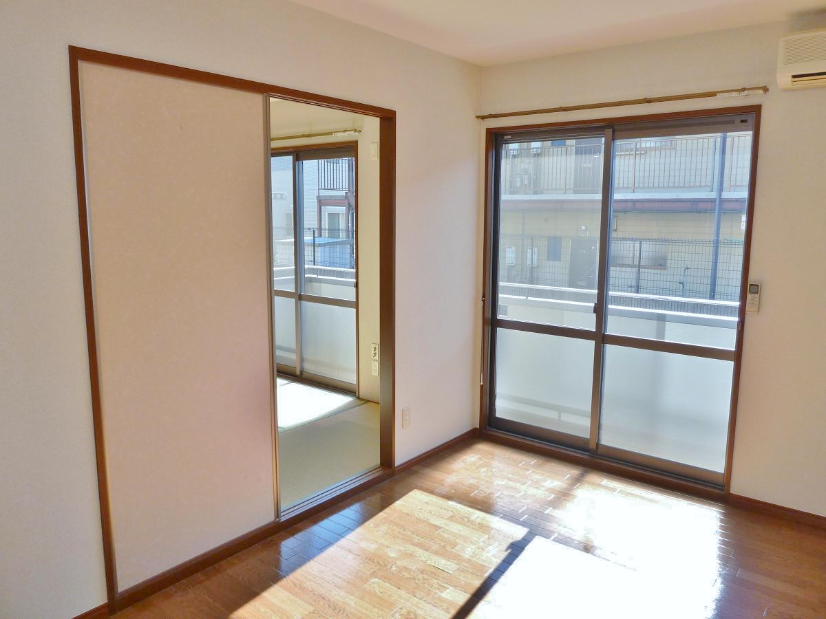 Living and room. living ・ It is a bright large window with Japanese-style room.