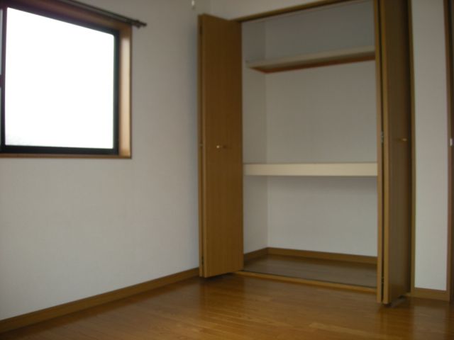 Living and room. The height of a lot to the stowed ceiling.