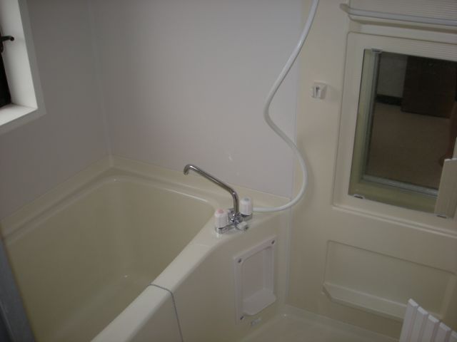 Bath. Bathing with a clean and easy ventilation Comes window