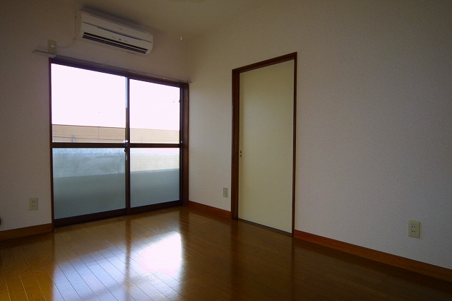 Living and room. South Western-style 6 Pledge as seen from the kitchen