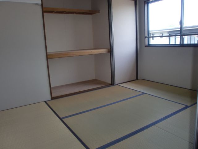 Living and room. Storage is a Japanese-style room also with lots.