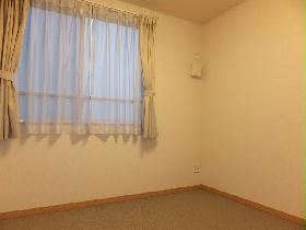 Living and room. 2F is the north side of the room.