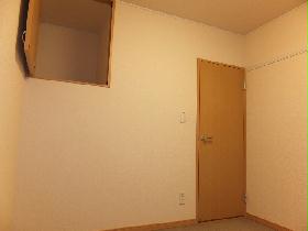 Living and room. 2F is a north side room.