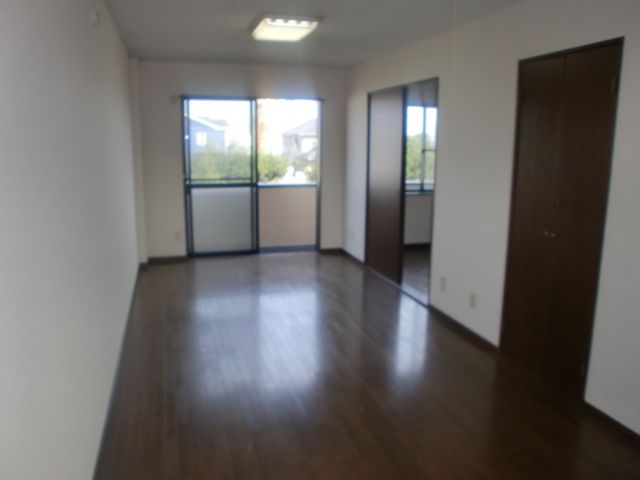 Living and room. Widely depth there, Easy-to-use is a good living. 