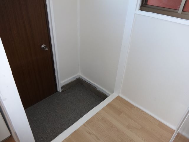 Bath. Bathtub spacious, It is easy to ventilation if there is a window.