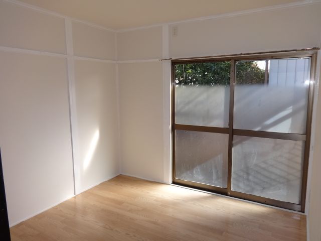 Living and room. Ventilation good room with two faces lighting