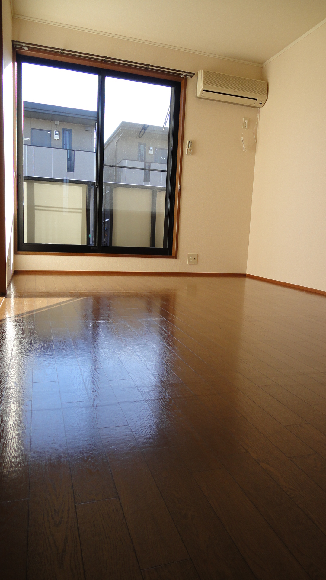 Living and room. Replace the air conditioner with a new one ☆