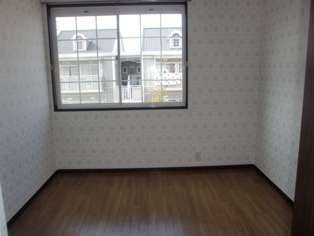 Living and room. It is recommended to the den or nursery.