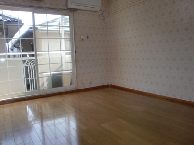 Living and room. It is a window with bright rooms.