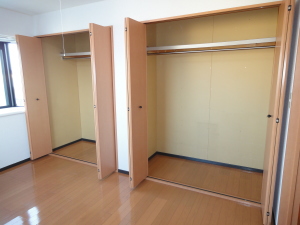 Receipt. Wall-to-wall Large closet! 