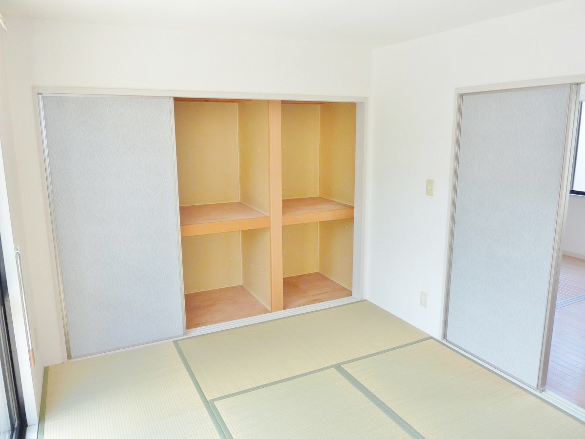 Receipt. About 1.5 Pledge closet! Storage capacity large! !