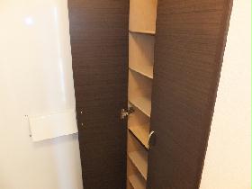 Entrance. Wide enough cupboard. 