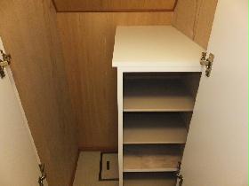 Entrance. Capacity sufficient shoe box