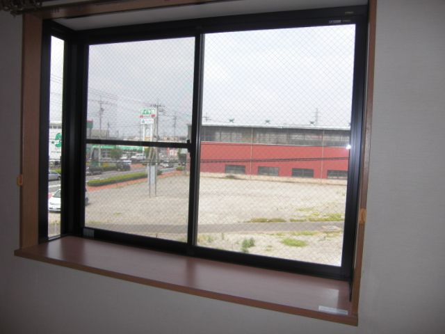 Living and room. It is a big bay window of a fashionable accent. 