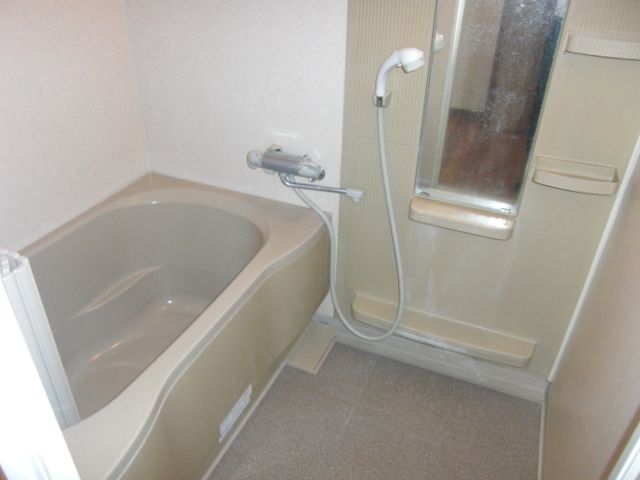 Bath. It is the south side of the storage of the Japanese-style room. 