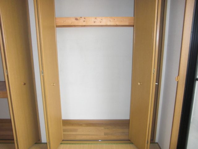 Receipt. It is the south side of the storage of the Japanese-style room. 