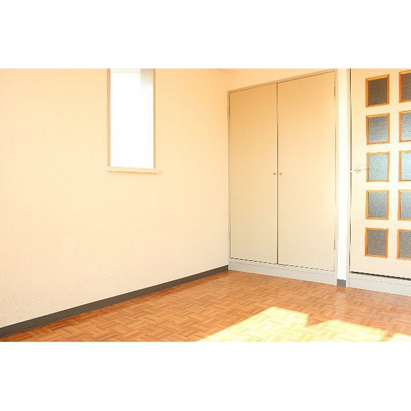 Other room space. With bay window! 