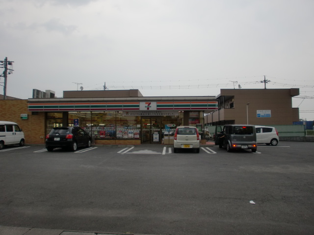 Convenience store. Seven-Eleven Isesaki Nirazuka Machiten up (convenience store) 550m