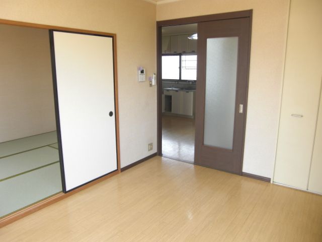 Living and room. 6 Pledge of Western-style.