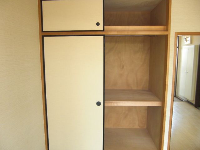 Receipt. Large storage. Hakadori also clean up your room.