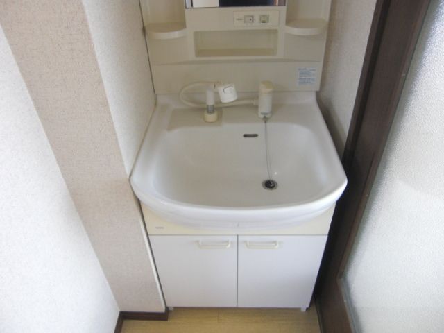 Washroom. With happy washbasin. Also you can have the room in the morning of preparation.