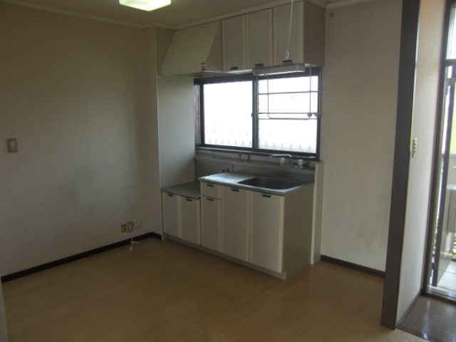 Kitchen. Easy-to-use kitchen. Ventilation thanks to the window is also easy to.