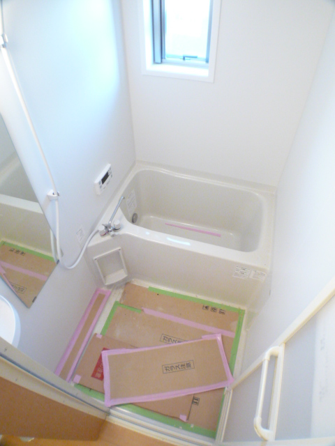 Bath. It is a window with a bathroom. Of course, it is Reheating function with tub