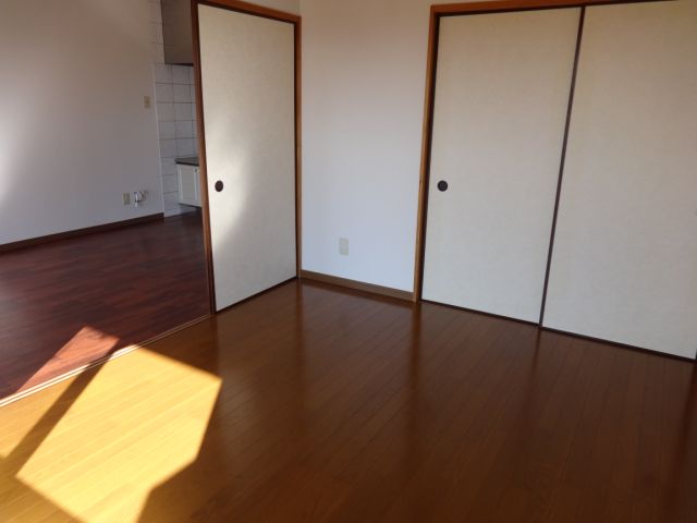 Living and room. 6 Pledge Western-style nice usability