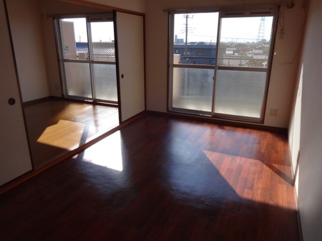 Living and room. Per day is a good and bright rooms