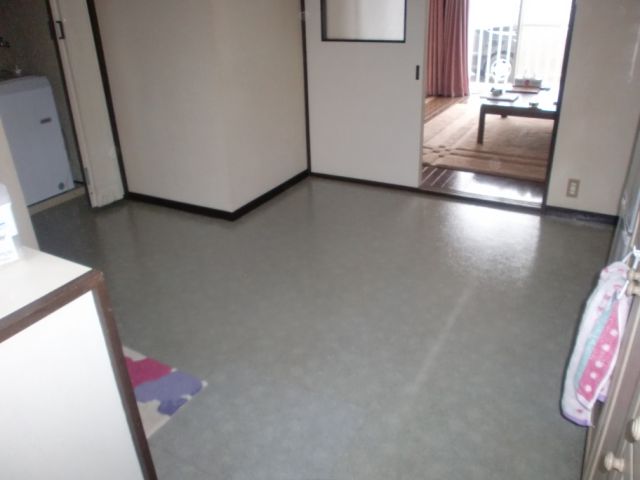 Living and room. Spacious dining is attractive. 