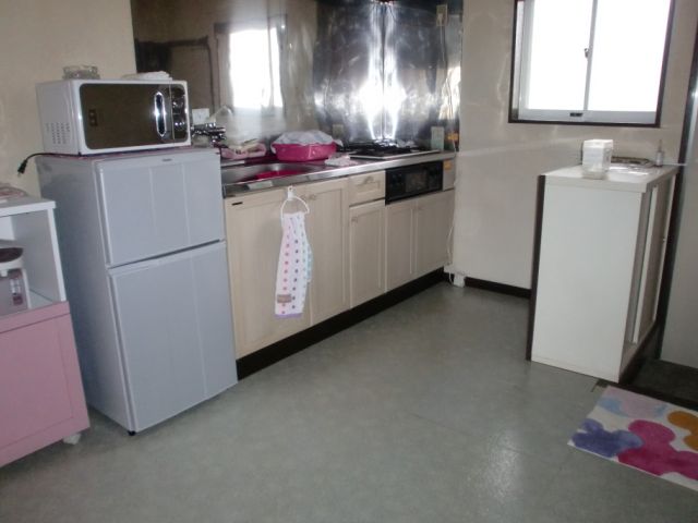 Kitchen. This dish is easy environment spacious dining. 