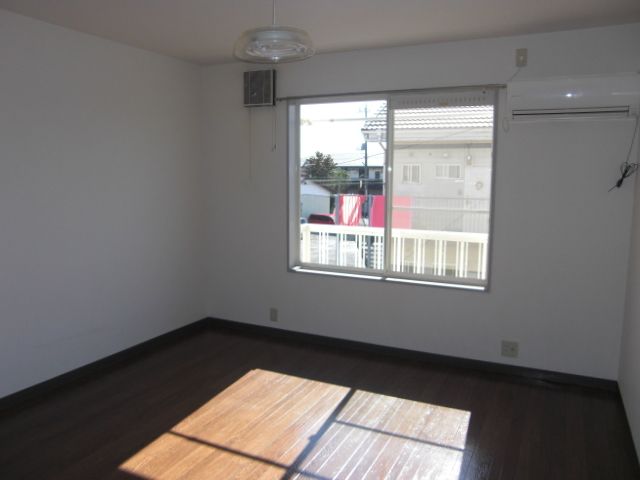 Living and room. Day is good for 8 quires.