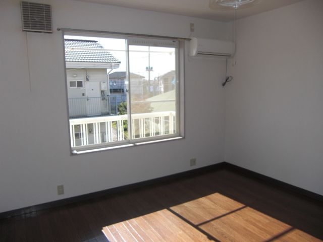 Living and room. Day is also a good apartment.