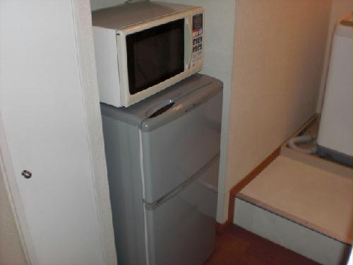 Living and room. refrigerator, It is with a microwave oven