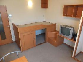 Living and room. 2F is a carpet-covered