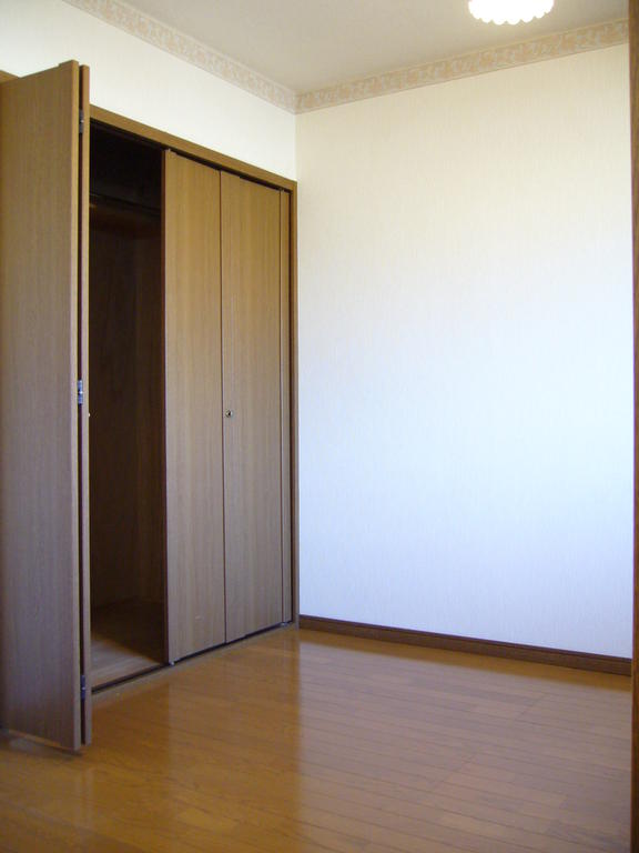 Other room space. North Interoceanic. There is a storage.