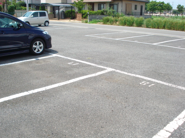 Parking lot. Ample parking