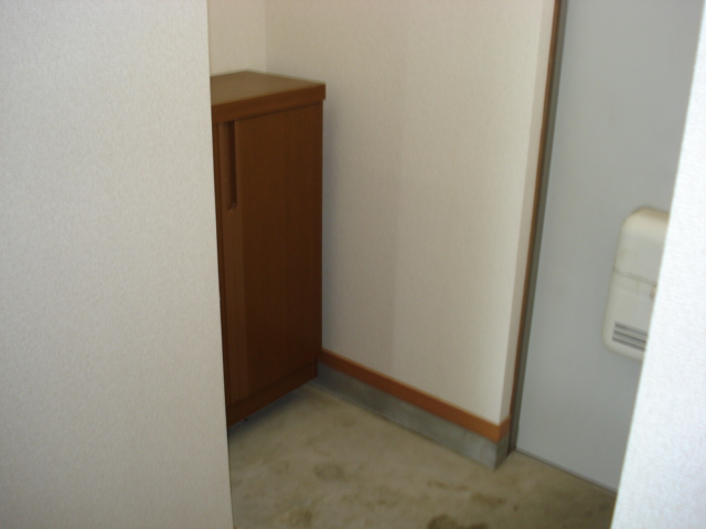 Entrance. Clutter tend entrance also refreshing because there is a shoebox