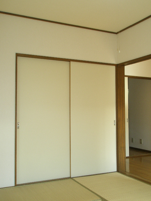 Other room space. We will exchange tatami mat in accordance with the tenants.