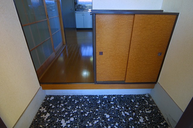 Entrance. With a shoe box