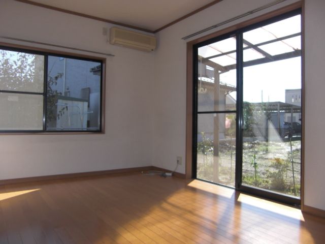 Living and room. It is open-minded Western-style bright light plug on the south-facing. 