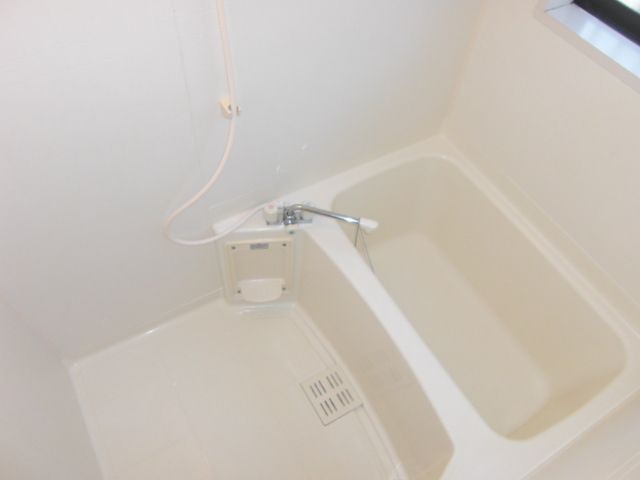 Bath. Clean manner with the window as bathroom ventilation can. 